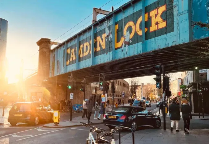 Widok zachodu słońca na Camden Lock w Londynie, Anglia.