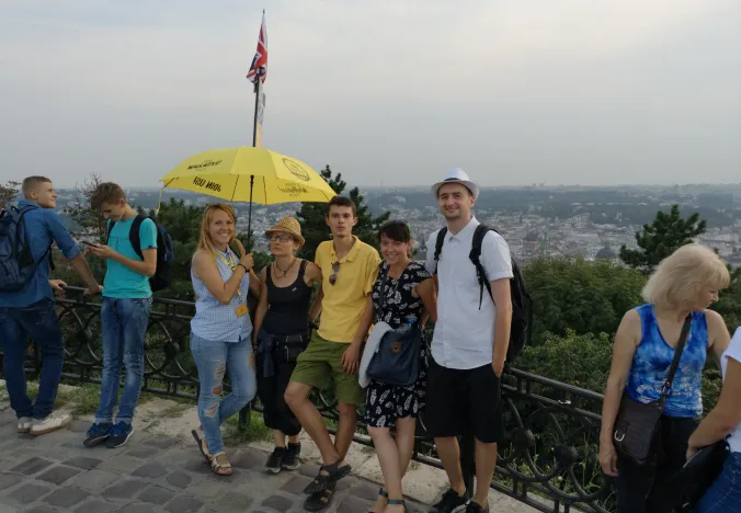 Eine geführte Wandergruppe in Lviv, Ukraine, genießt einen Panoramablick auf die Stadt.