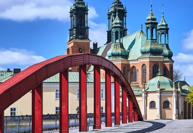 Rote Brücke in Posen, Polen, mit dem Posener Dom im Hintergrund.