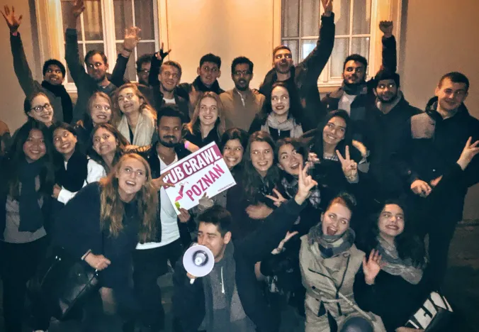 Eine große Gruppe genießt eine Kneipentour in Posen, Polen.