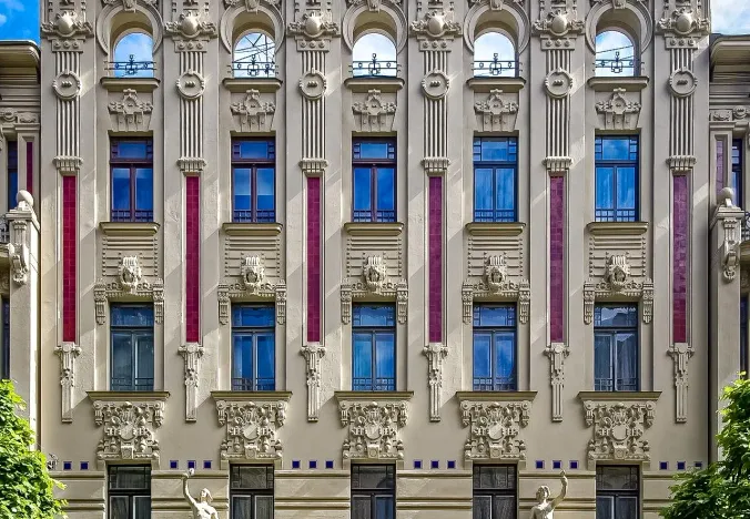 Złożona fasada budynku w stylu secesyjnym w Rydze.