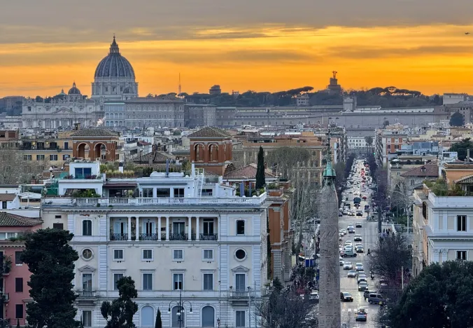Impresionante vista de Roma al atardecer, con la Basílica de San Pedro.