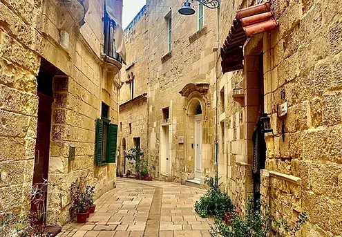 Charmante Straße in Vittoriosa, Malta, während eines Spaziergangs.