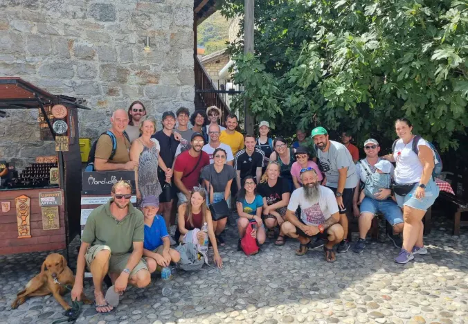 Grupo de turistas felices en Kotor, Montenegro.