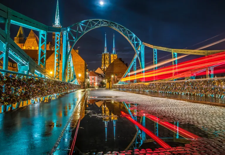 Puente Tumski de noche en Breslavia, Polonia.