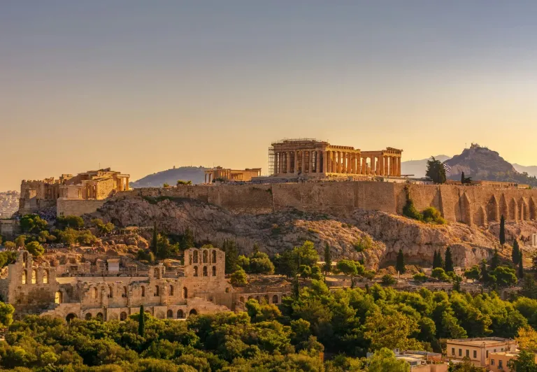 Vista del atardecer de la Acrópolis en Atenas, Grecia.