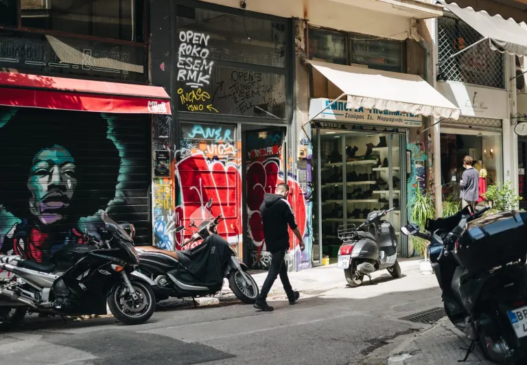 Touristen erkunden Athen, Griechenland, in der Nähe der Akropolis.