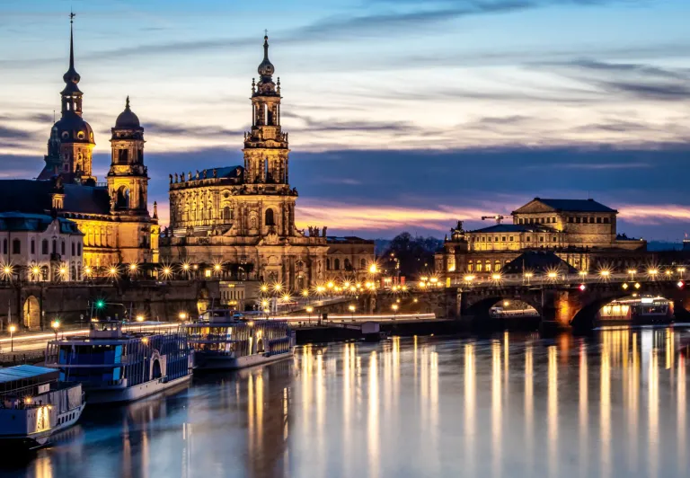 Dresde casco antiguo por la noche: Frauenkirche y Zwinger iluminados.