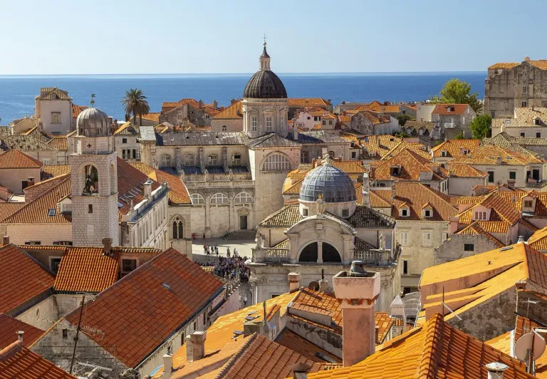 Vista aérea del casco antiguo de Dubrovnik con tejados de terracota y el mar Adriático.