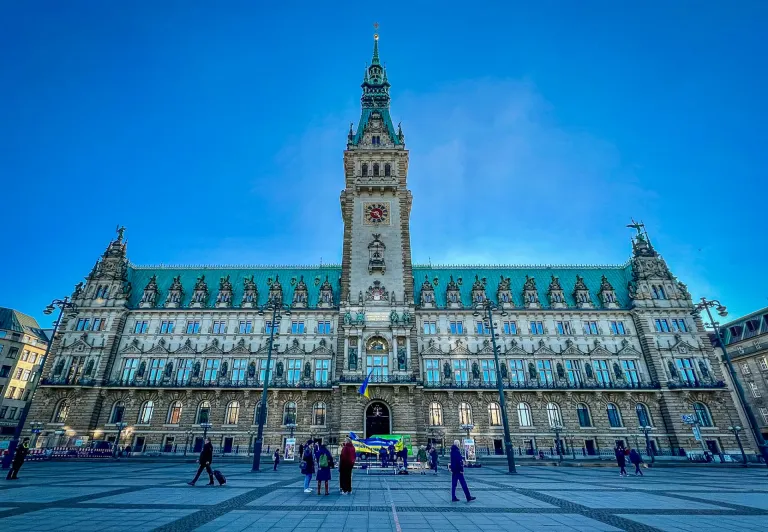 El Ayuntamiento de Hamburgo, un impresionante hito arquitectónico, en un día soleado.