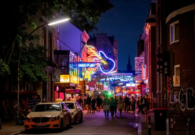 Vibrante vida nocturna en la calle Grosse Freiheit en Hamburgo, Alemania.