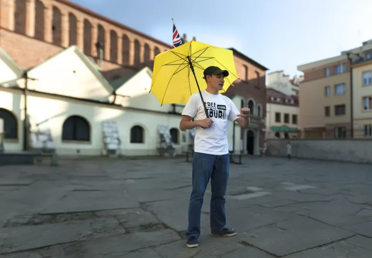 Ein Reiseleiter in Krakau, Polen, führt eine Wanderung an.