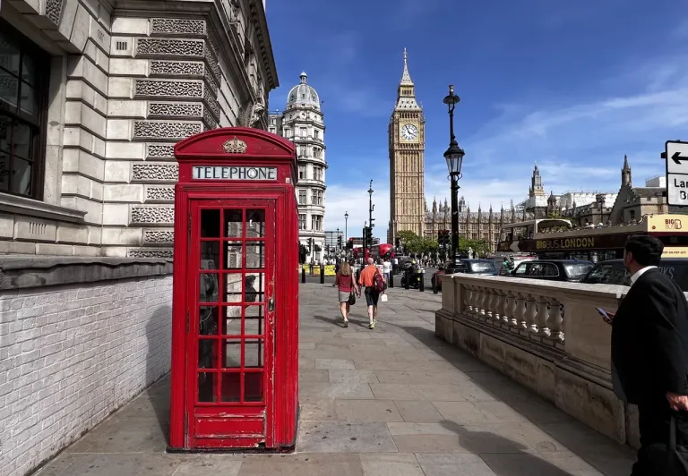 Ikoniczna scena z Londynu: czerwona budka telefoniczna, Big Ben i Pałac Westminsterski.