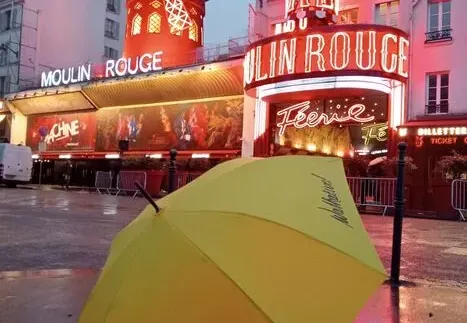 Paraguas del guía turístico Walkative! frente al Moulin Rouge en París.