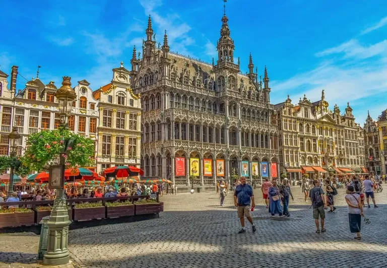 Turistas explorando la magnífica Grand Place en Bruselas, Bélgica.