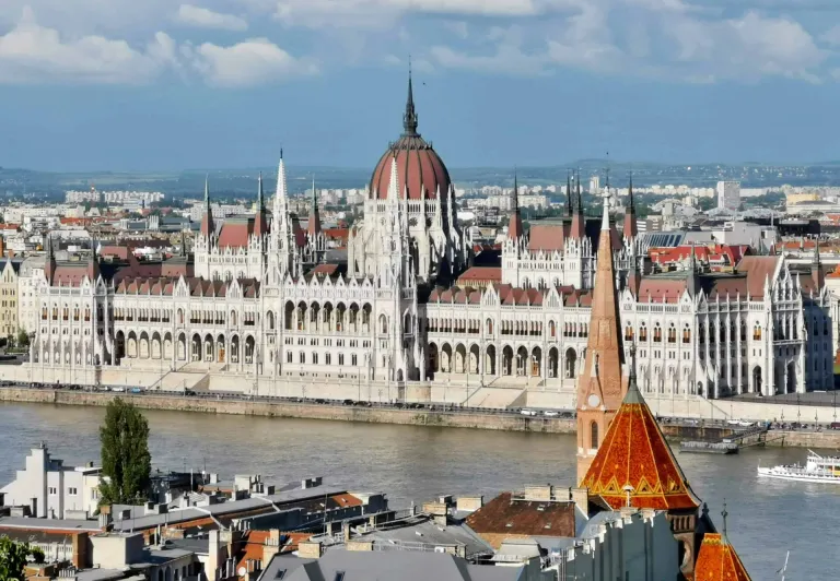 Panoramiczny widok na budynek Parlamentu Węgierskiego w Budapeszcie.