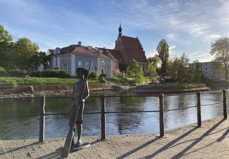 Eine Bronzestatue an einem Kanal in der Altstadt von Bydgoszcz, Polen.