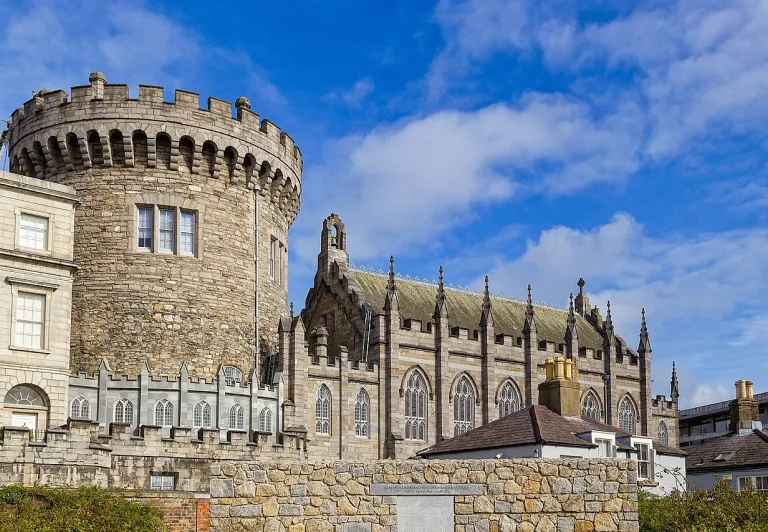 Der runde Turm und die königliche Kapelle von Dublin Castle an einem sonnigen Tag.