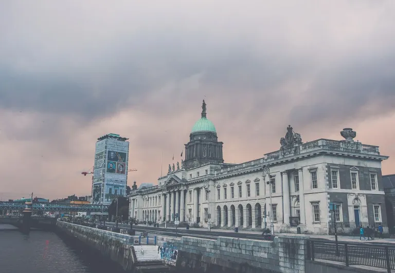 Das imposante Custom House in Dublin, Irland, ein beeindruckendes architektonisches Wahrzeichen.