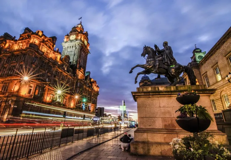 Edinburghs Altstadt bei Nacht: Balmoral Hotel und Statue von König Georg IV.