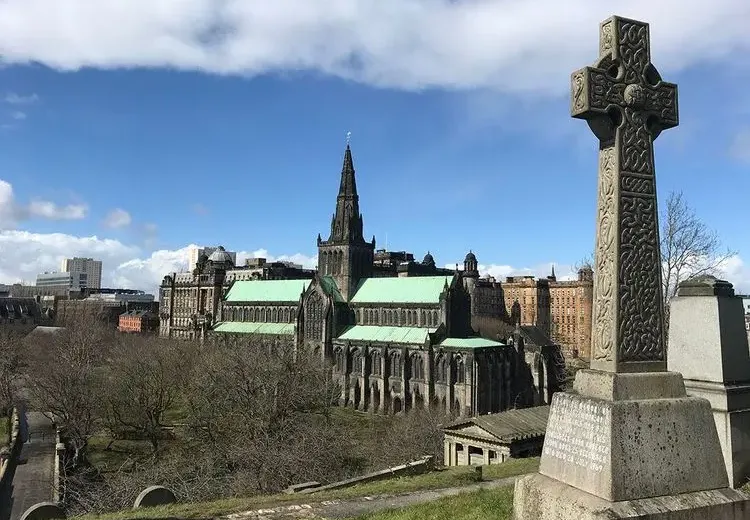Blick auf die Glasgow Cathedral und Necropolis mit keltischem Kreuz.