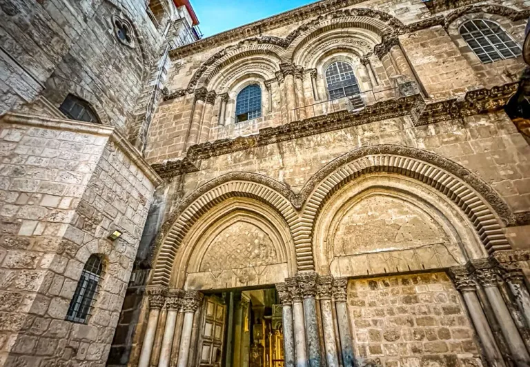 Eingang zur Grabeskirche in Jerusalem.