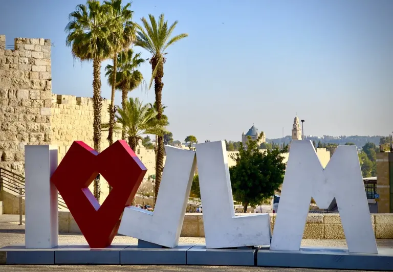 I❤JERUSALEM-Schild vor den Mauern der Altstadt von Jerusalem.
