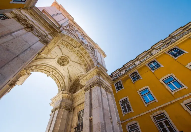 El impresionante Arco de Rua Augusta en Lisboa, Portugal.