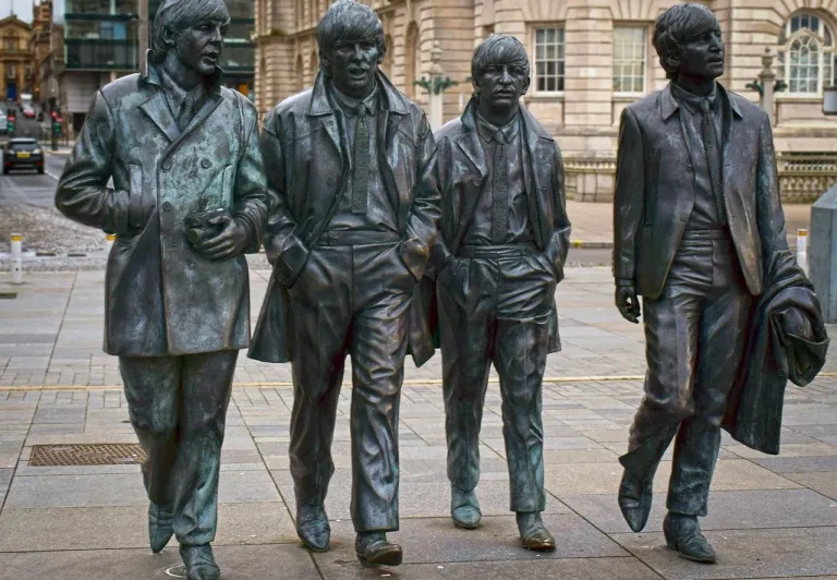 Estatuas de bronce de los Beatles en Liverpool, Inglaterra.
