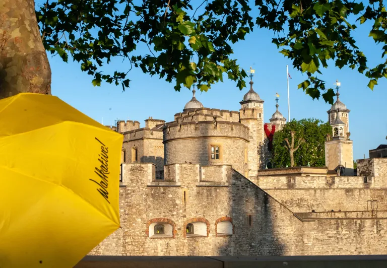 Gelber Walkative-Schirm vor dem Tower of London.
