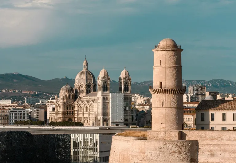Impresionante vista de la costa de Marsella, con el Castillo de San Juan y la Catedral.