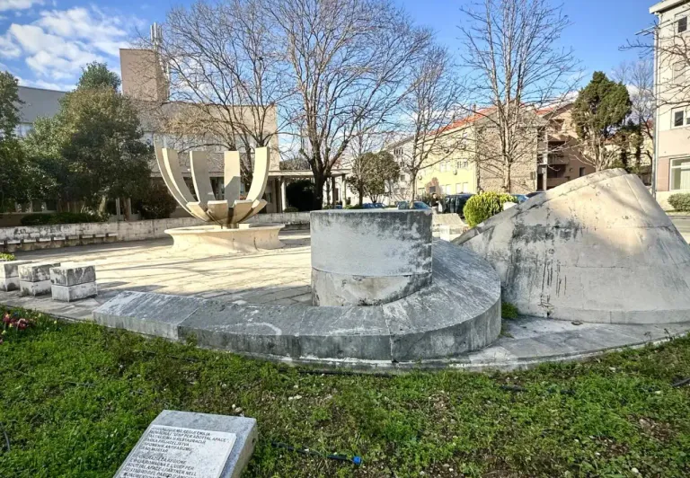 Monumento de piedra en un parque de Mostar.