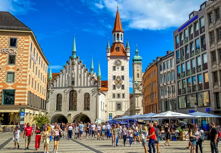 Lebhafter Münchner Stadtplatz mit dem Neuen Rathaus.