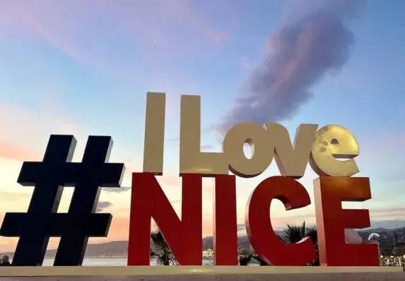 Ikona znak "I Love Nice" w Nicei, Francja, o zachodzie słońca.