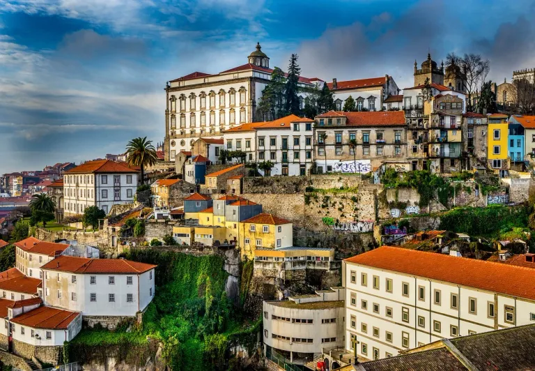 Edificios históricos de Oporto en una colina.
