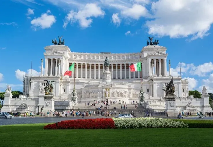 Turyści zwiedzający Altare della Patria w Rzymie.