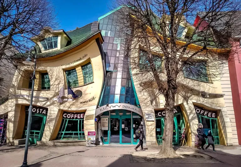 Das skurrile Krzywy Domek (Schiefes Haus) in Sopot, Polen.