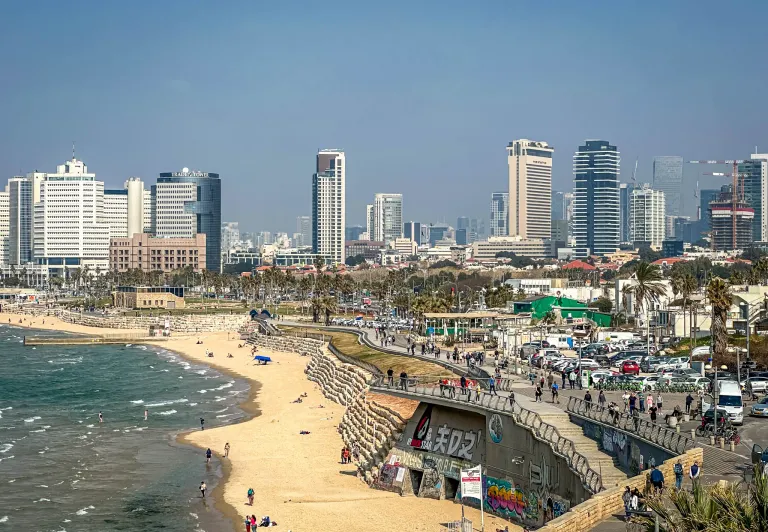 Atemberaubender Strand und Skyline von Tel Aviv.