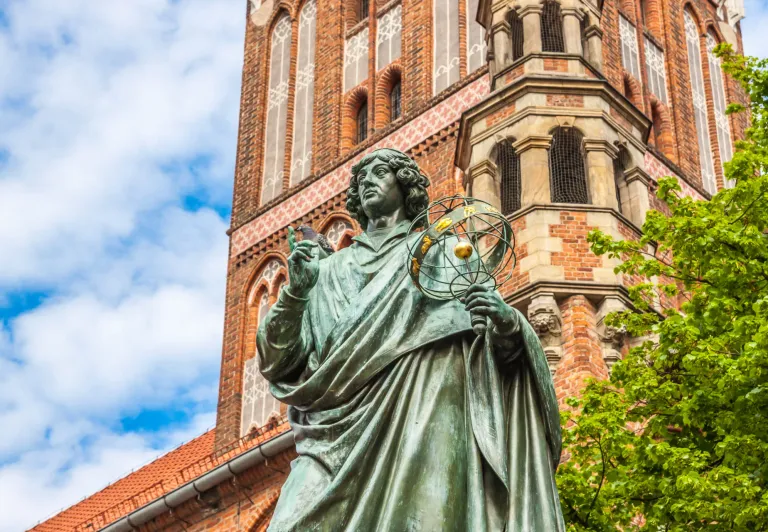 Monumento a Nicolás Copérnico en el casco antiguo de Toruń, Polonia.