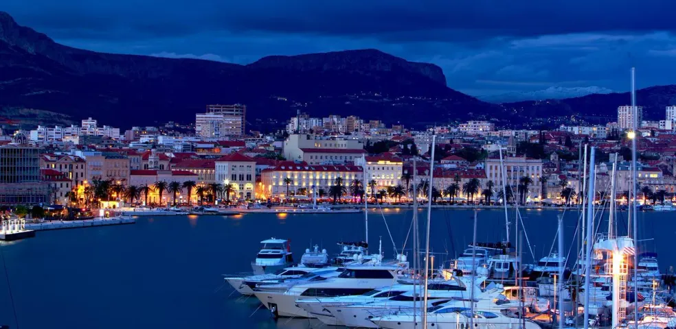 Puerto de Split, Croacia, de noche con yates.