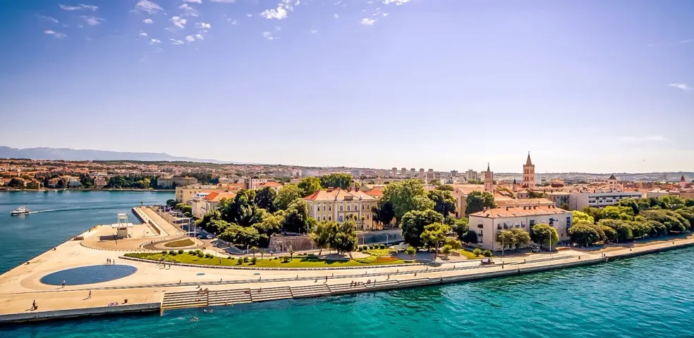 Vista aérea del impresionante paseo marítimo de Zadar.