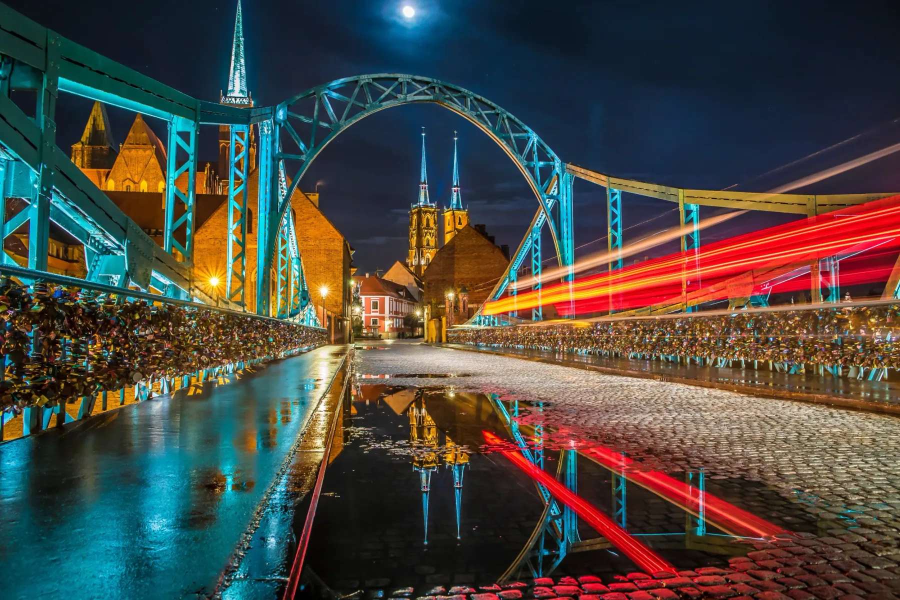 Most Tumski nocą we Wrocławiu, Polska.
