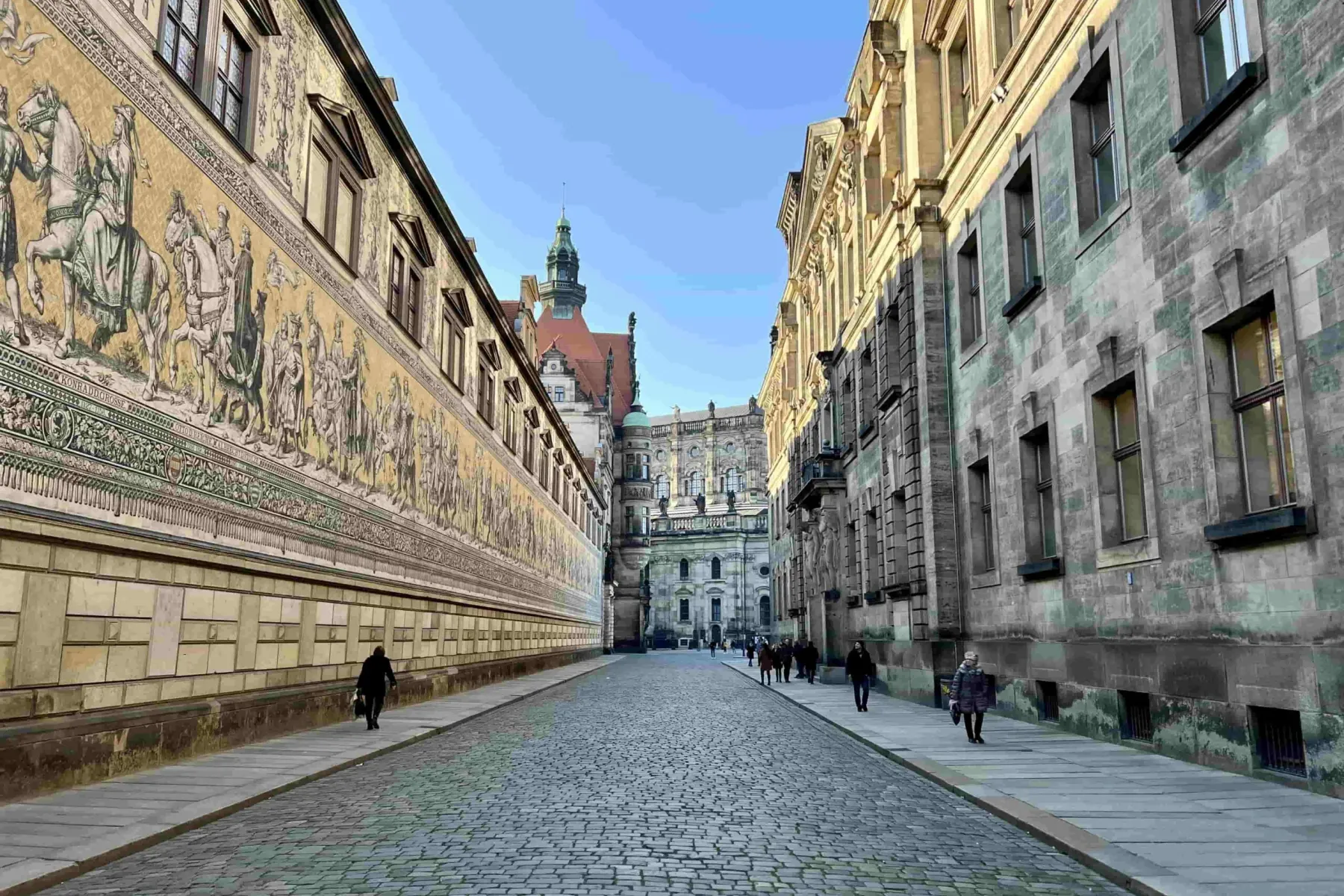 Turistas exploran el mural Fürstenzug y el Castillo de Dresde en Dresde, Alemania.