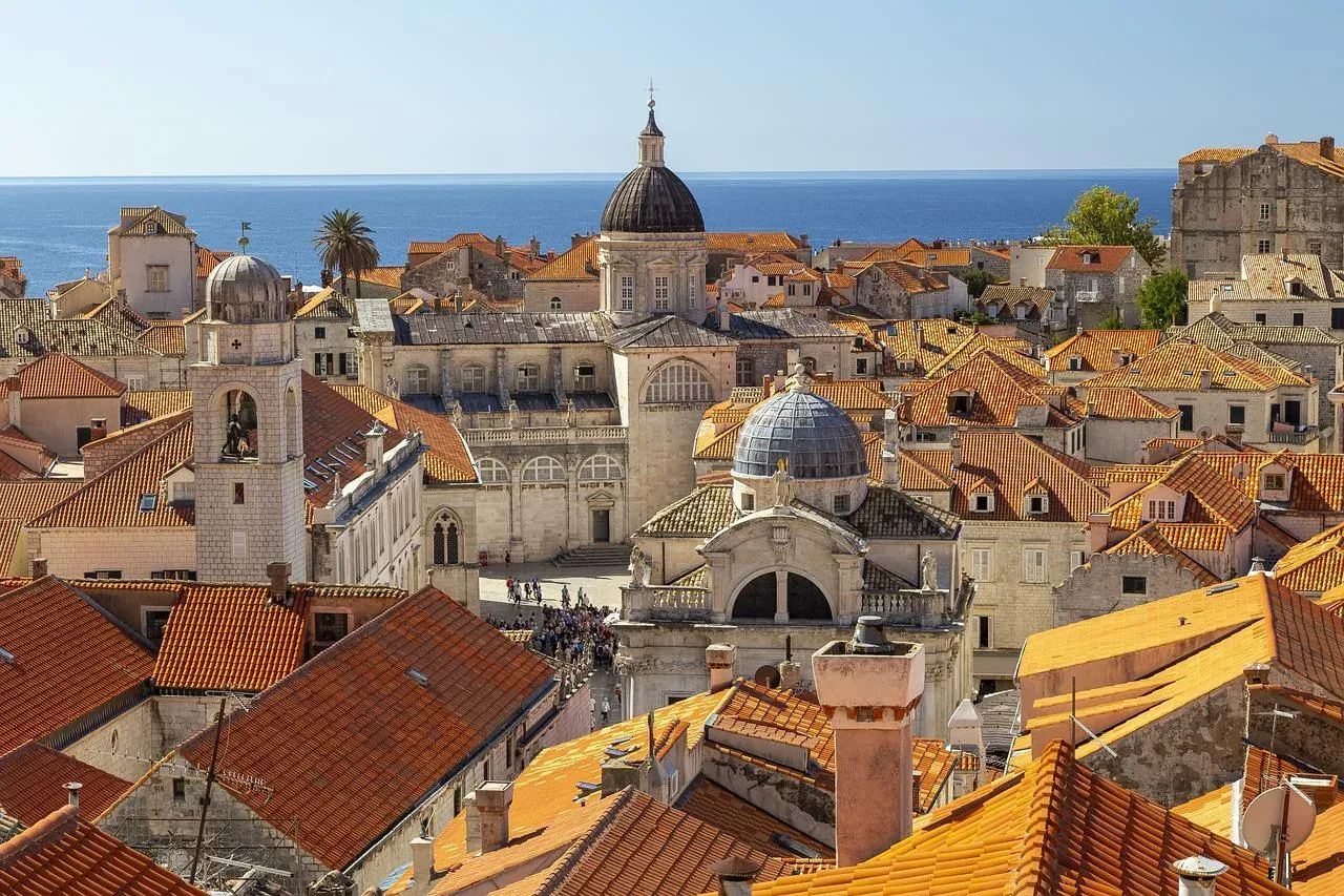 Vista panorámica del Casco Antiguo de Dubrovnik con tejados de terracota, edificios históricos y la cúpula de la Catedral,...