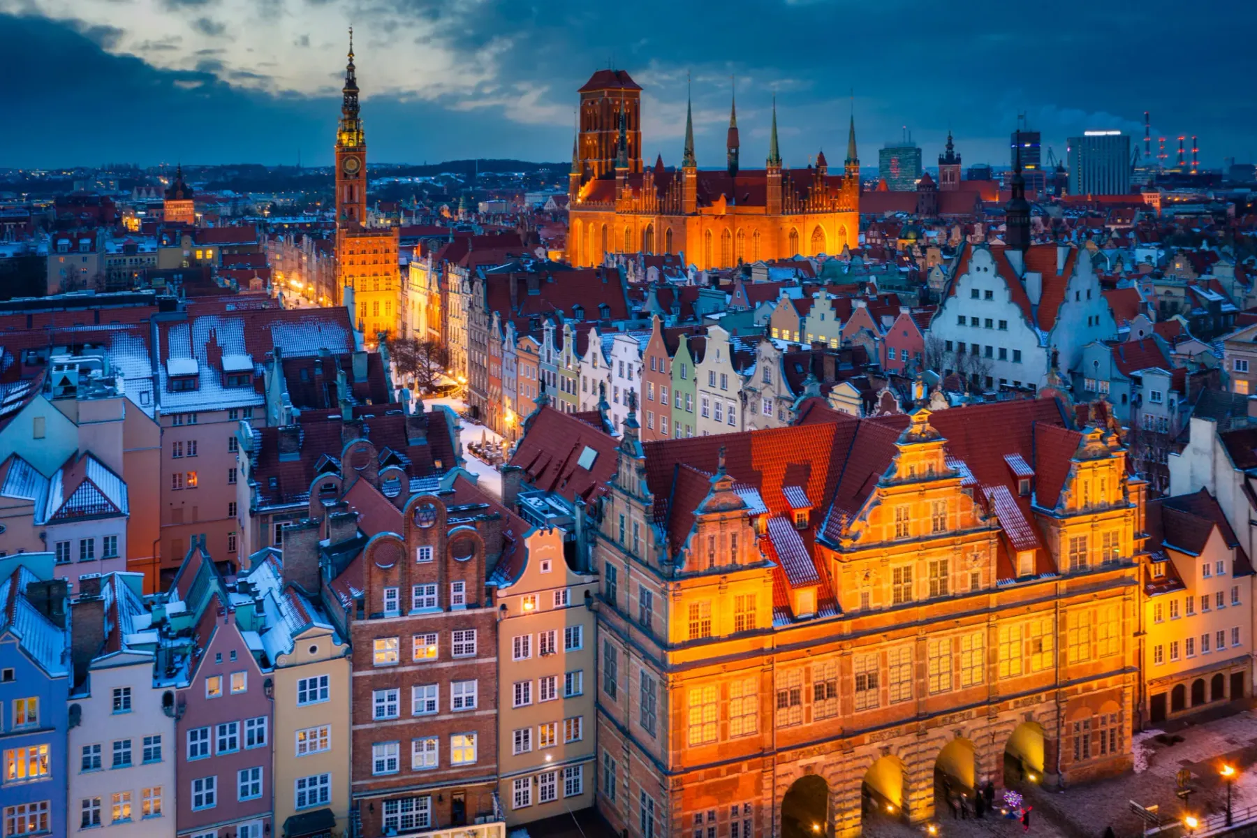 Blick von oben auf die Danziger Altstadt in der Dämmerung. Beleuchtete historische Gebäude, verschneite Dächer, Rechtstädt...