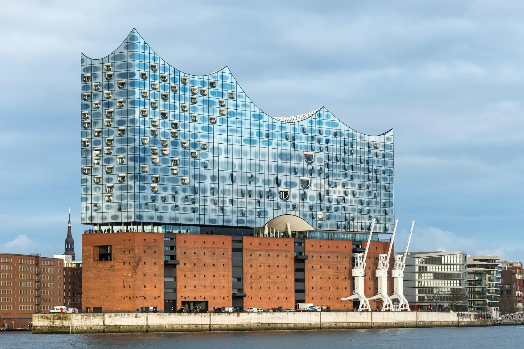 La sala de conciertos Elbphilharmonie en Hamburgo, con su estructura superior de cristal ondulado y base de ladrillo, vist...