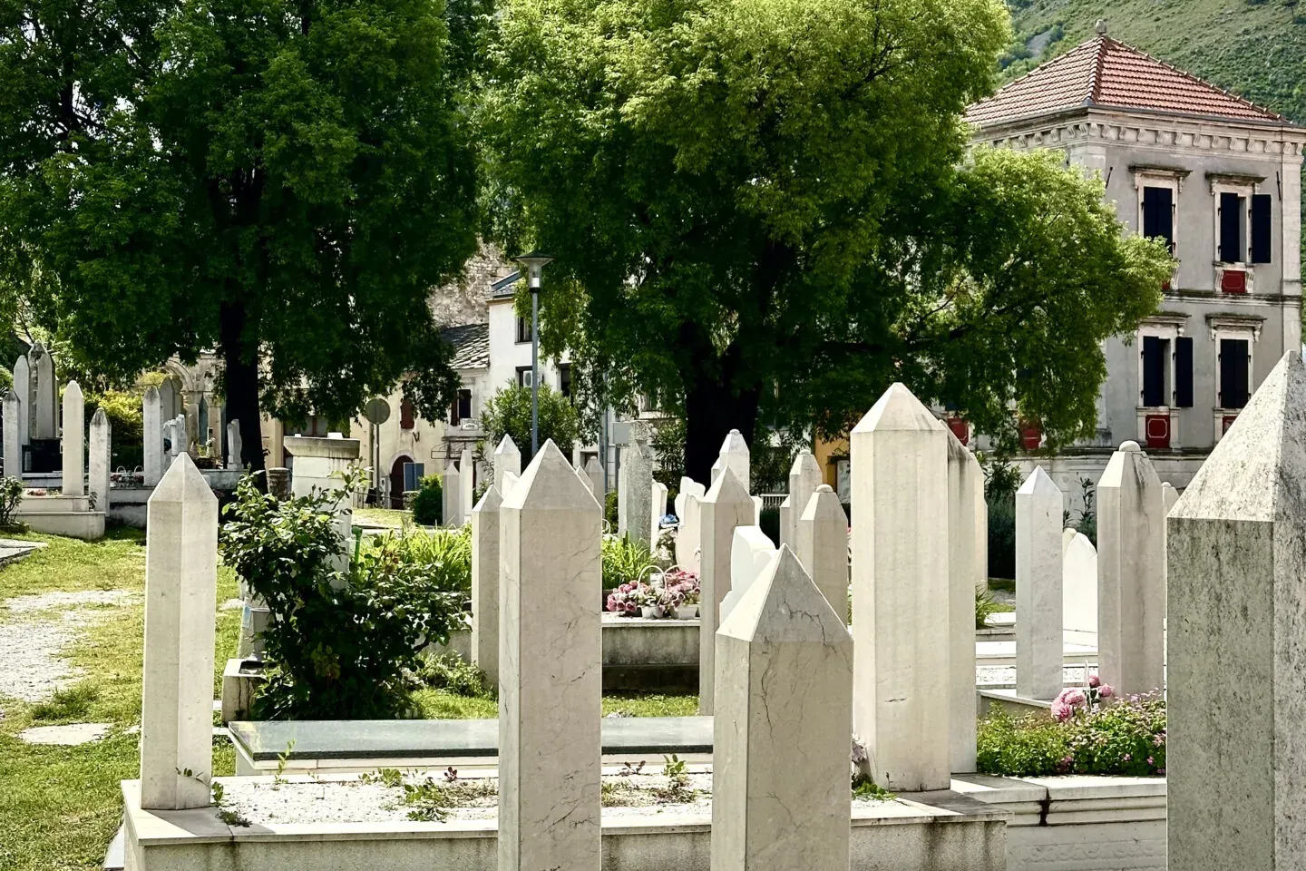 Spokojny cmentarz w Kotorze w Czarnogórze, z charakterystycznymi nagrobkami.