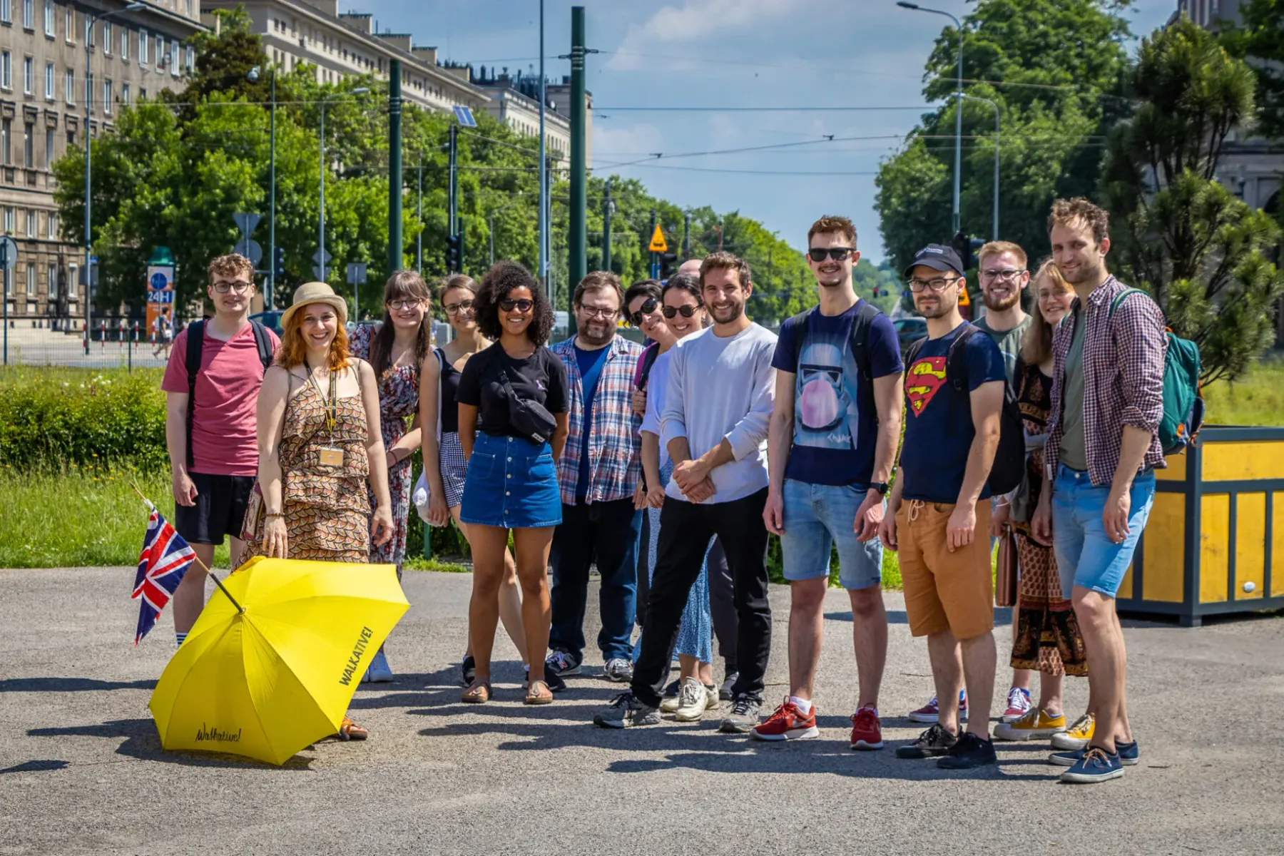 Fröhliche Touristen auf einer Walkative!-Stadtführung in Krakau.