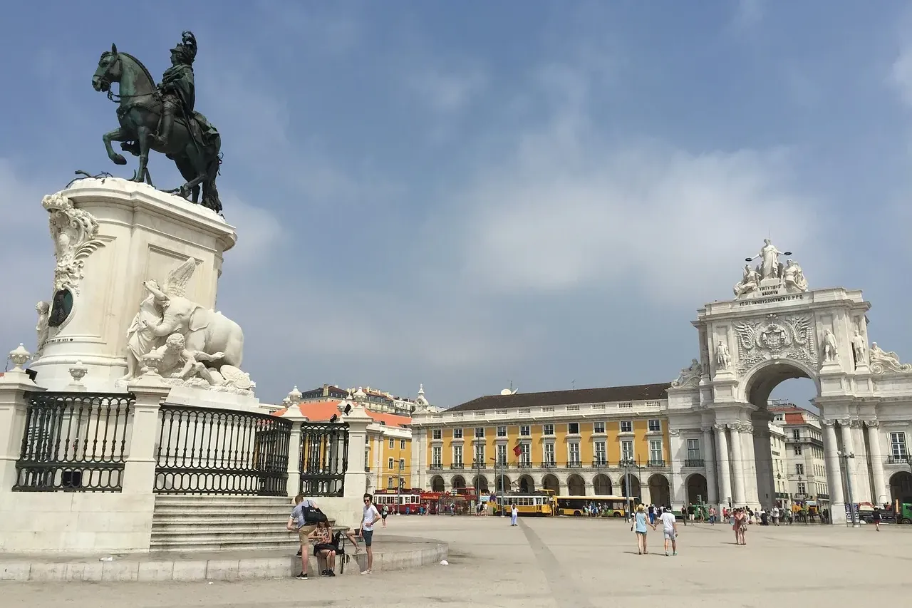 Estatua ecuestre del Rey José I sobre pedestal blanco, frente al Arco da Rua Augusta y edificios de Praça do Comércio en L...