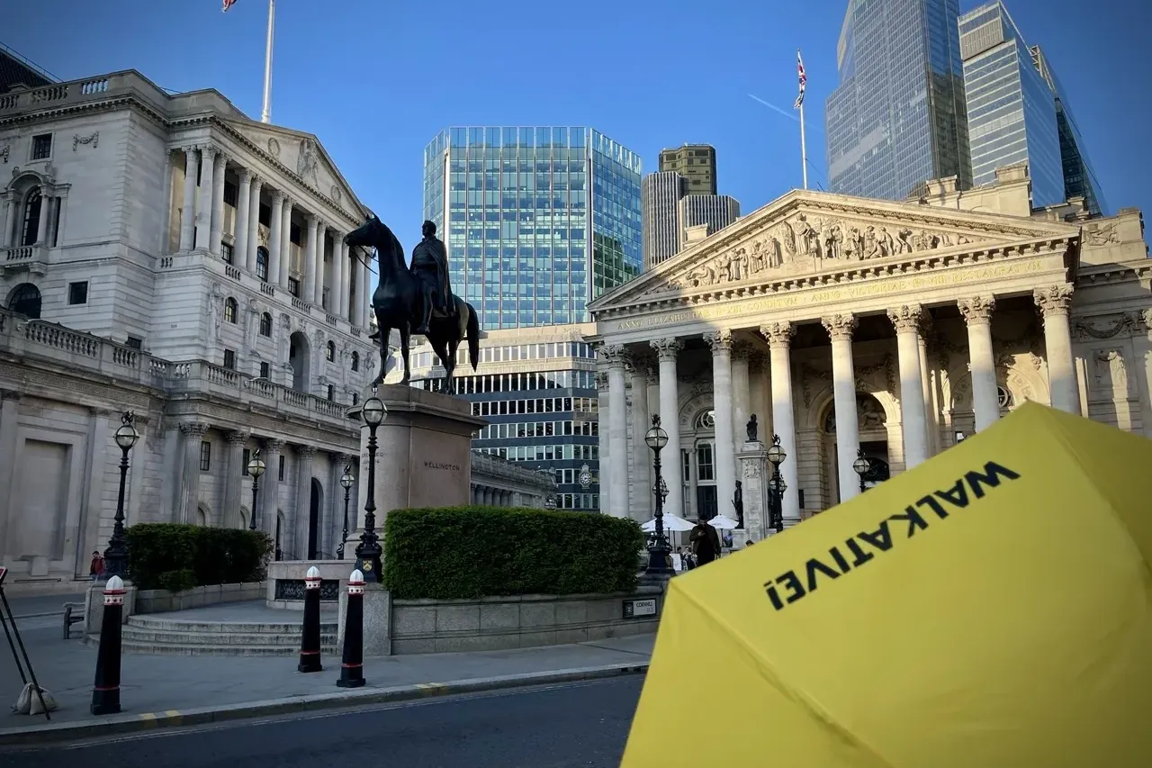 Bank von England, Reiterstatue Wellingtons und Royal Exchange Gebäude. Dahinter sind moderne Wolkenkratzer sichtbar.